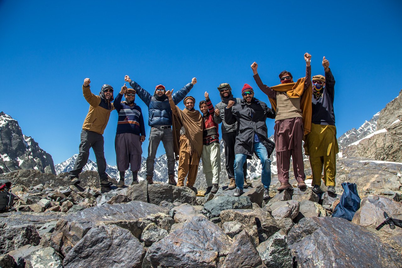 Group photo at Thallo pass